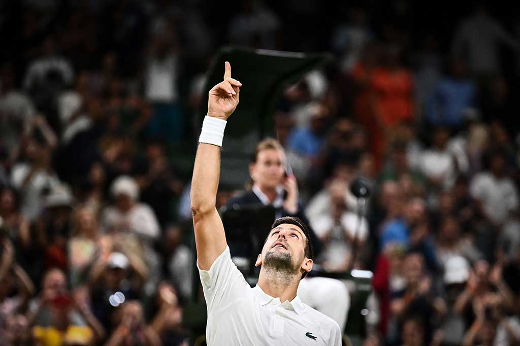  Novak Djokovic mencapai putaran keempat di Wimbledon untuk ke-15 kalinya pada Jumat, 7 Juli 2023, usai meraih kemenangan straight set atas saingan lamanya Stan Wawrinka.
