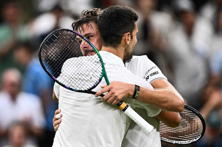 Djokovic, yang mengejar gelar kedelapan untuk menyamai rekor di All England Club dan mahkota Grand Slam ke-24 dalam karirnya, menang 6-3, 6-1, 7-6 (7/5) atas lawannya yang berusia 38 tahun tersebut.