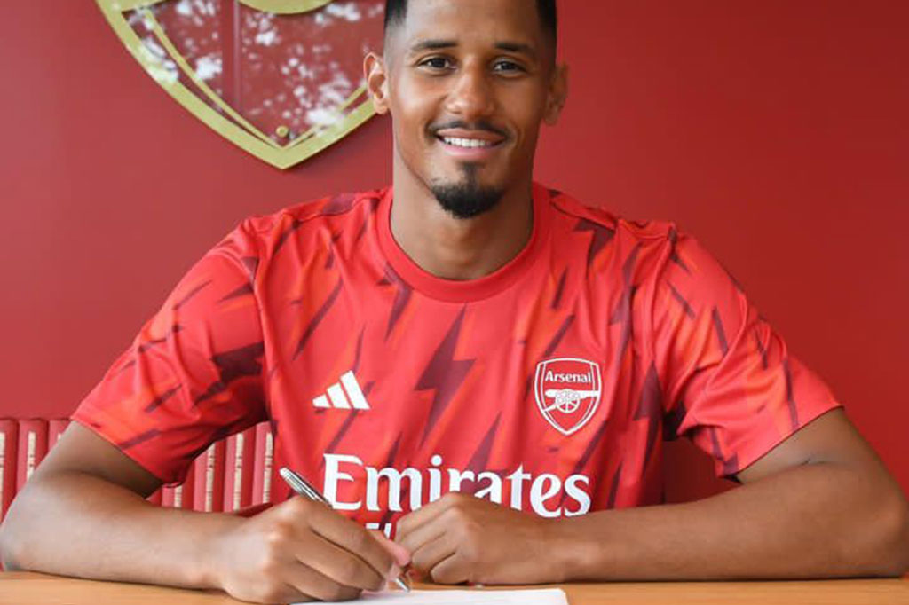 William Saliba menandatangani kontrak baru jangka panjang berdurasi empat tahun hingga 2027 di Arsenal pada Jumat, 7 Juli 2023 waktu setempat.