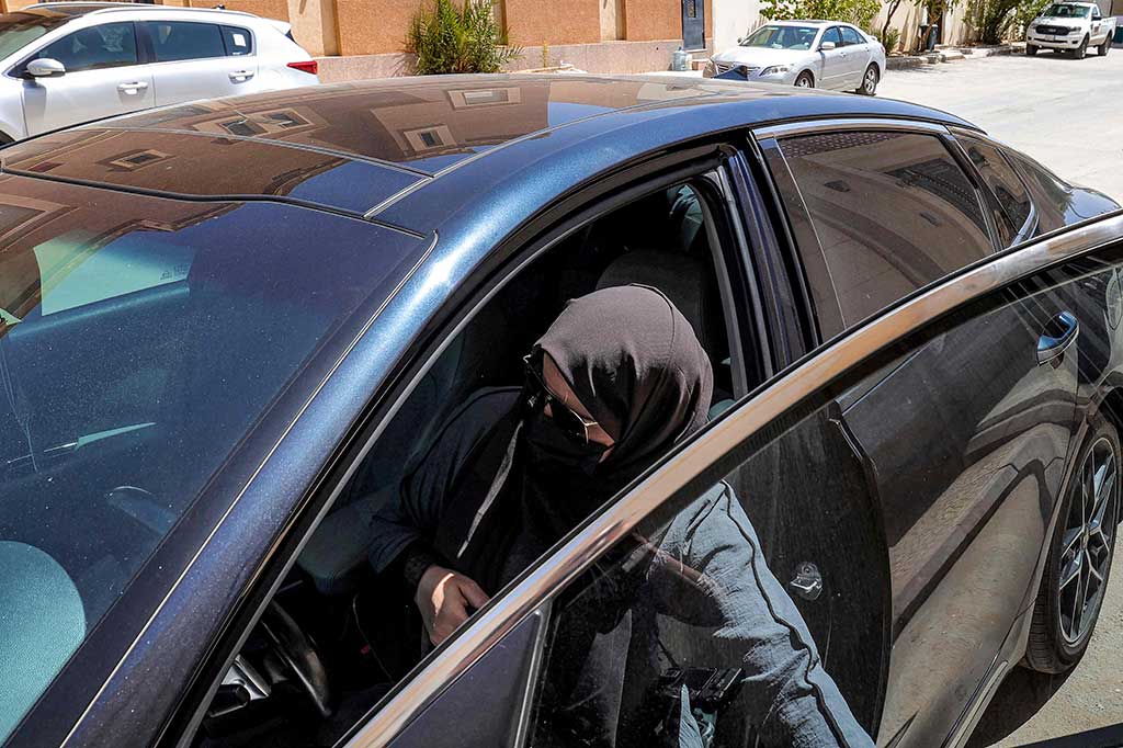 Jawhara memberikan pelajaran mengemudi gratis kepada wanita lain, berbagi keterampilan yang menurutnya sangat penting di negara yang sangat kekurangan transportasi umum. “Ini hanya salah satu contoh,” katanya saat menanggapi keadaan hak-hak perempuan yang telah berkembang dalam beberapa tahun terakhir.
