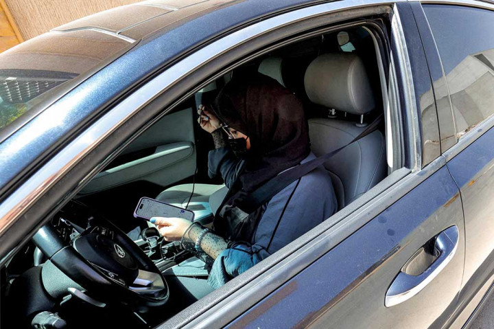 Kondisi itu juga memungkinkan mereka menjadi duta besar, direktur bank, administrator universitas bahkan astronaut. Ilmuwan Saudi, Rayyanah Barnawi, ikut serta dalam misi ke Stasiun Angkasa Luar Internasional pada Mei lalu.