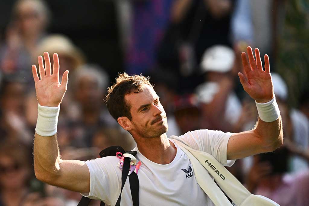 Andy Murray harus angkat koper setelah mengalami kekalahan yang memilukan di babak kedua Wimledon dari petenis nomor lima dunia Stefanos Tsitsipas, Jumat, 7 Juli 2023 waktu setempat. 
