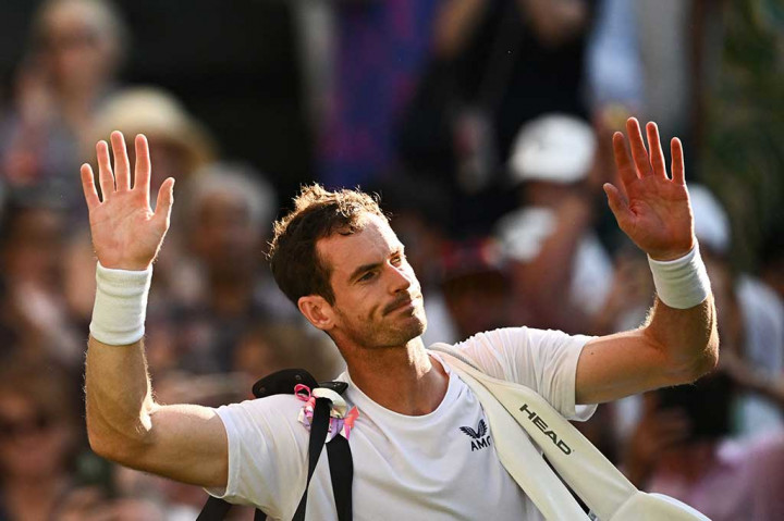 Andy Murray harus angkat koper setelah mengalami kekalahan yang memilukan di babak kedua Wimledon dari petenis nomor lima dunia Stefanos Tsitsipas, Jumat, 7 Juli 2023 waktu setempat. 
