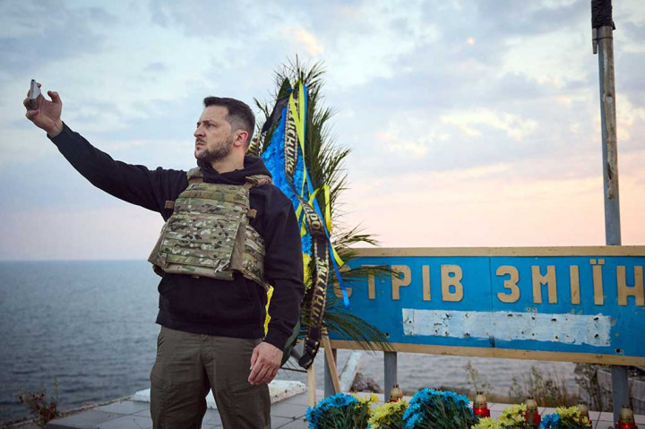 Presiden Ukraina Volodymyr Zelensky berswafoto saat berkunjung ke Pulau Ular (Pulau Zmiinyi), di Laut Hitam, wilayah Odesa.