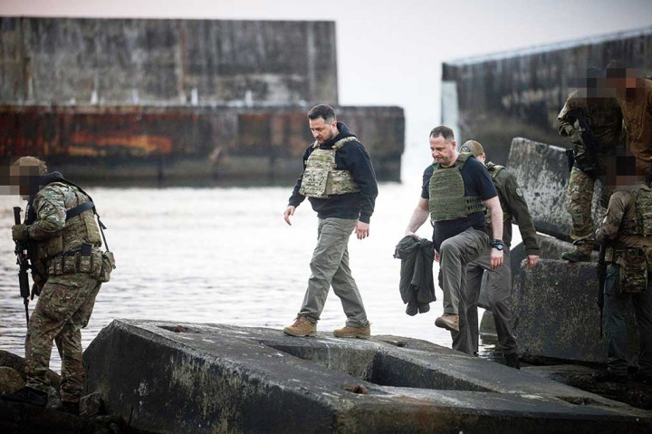 Rekaman pertukaran verbal ini telah menyebar ke seluruh dunia dan menjadi tema perlawanan Ukraina, bahkan muncul di plakat selama aksi unjuk rasa dukungan di luar negeri dan di perangko.