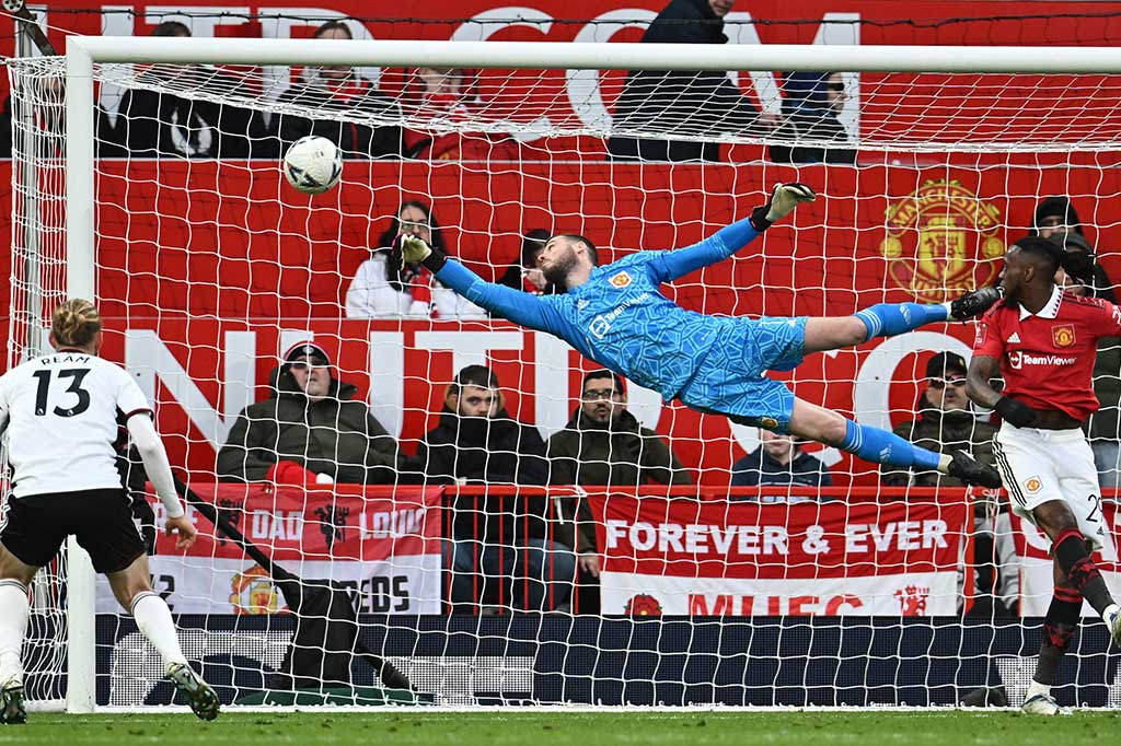 Saat ini Manchester United telah mencapai kesepakatan dengan kiper Inter Milan Andre Onana. Onana diproyeksikan oleh pelatih Manchester United Erik Ten Hag untuk menggantikan posisi David De Gea di bawah mistar gawang.