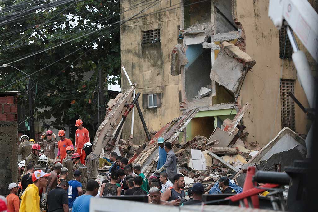 Tim penyelamat mencari korban di antara puing-puing bangunan yang runtuh di kotamadya Paulista, di pinggiran Recife, negara bagian Pernambuco, Brasil timur laut, pada Jumat, 7 Juli 2023.