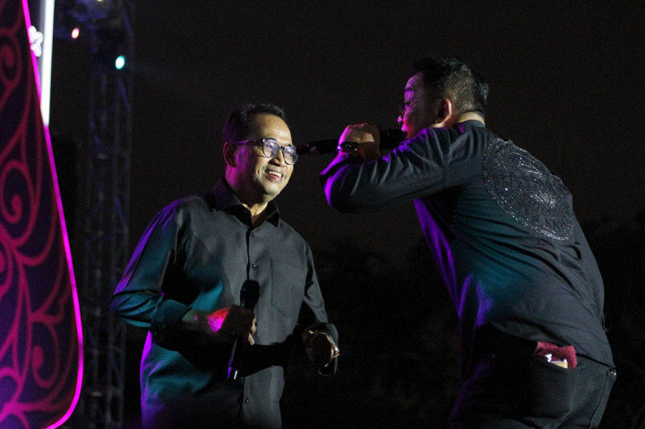 Konser tersebut juga dihadiri oleh Menteri Perhubungan Indonesia, Budi Karya Sumadi.
