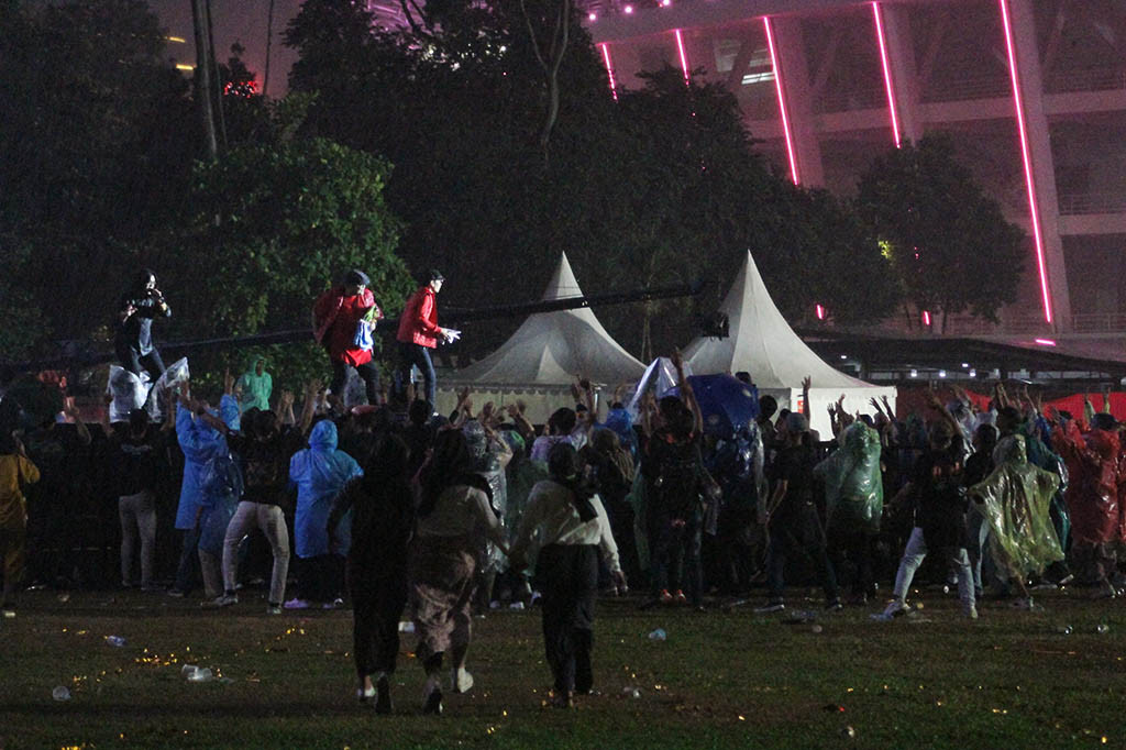Hujan deras juga sempat mengguyur lapangan Stadion Madya pada pertengahan konser, namun usai hujan berhenti, penonton kembali memenuhi lapangan konser.
