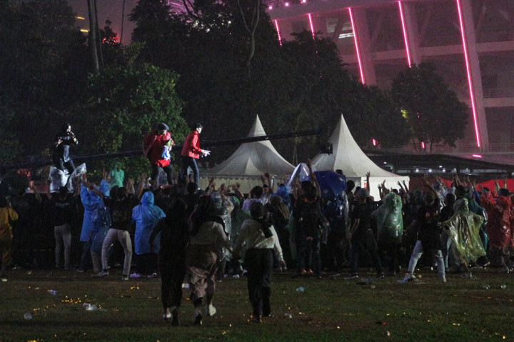 Hujan deras juga sempat mengguyur lapangan Stadion Madya pada pertengahan konser, namun usai hujan berhenti, penonton kembali memenuhi lapangan konser.