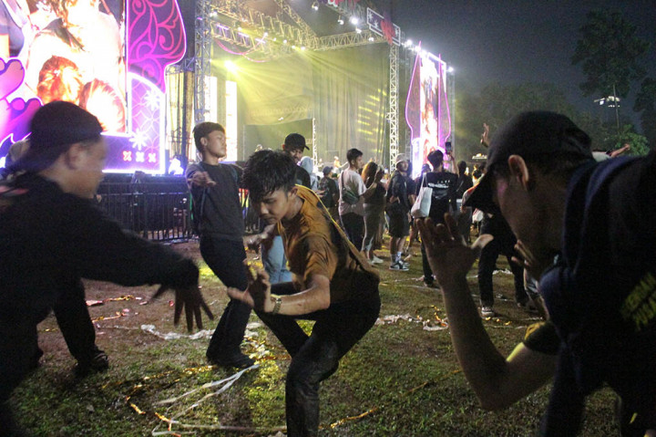 Momen penonton berjoget dan juga bernyanyi mengikuti irama musik pada Konser Java Pop Fest di Stadion Madya Jakarta.