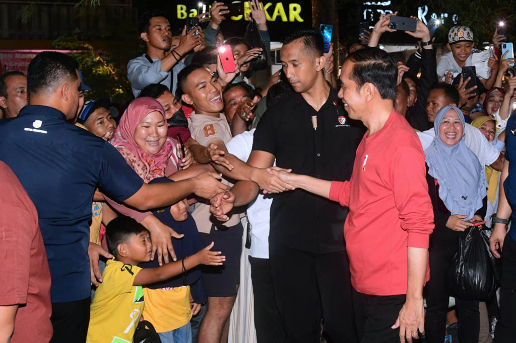 Salah satunya adalah Saras, masyarakat yang mendapatkan kesempatan bertemu dan berswafoto bersama Presiden Jokowi. Ia tidak menyangka kesempatan tersebut datang saat ia sedang berbelanja di kawasan Malioboro.