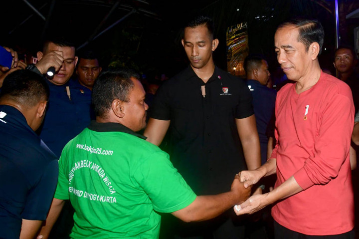 Kedatangan Presiden Jokowi sontak membuat terkejut masyarakat yang juga sedang berkunjung dan menghabiskan malam minggu di Jalan Malioboro.
