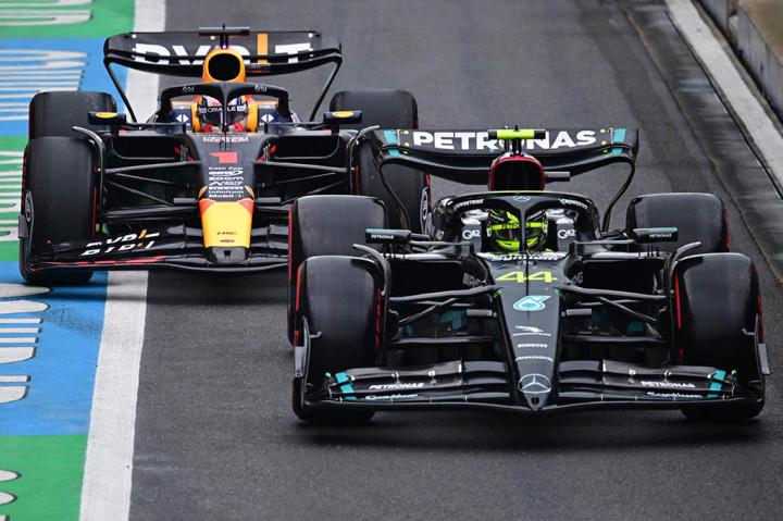 Dikutip dari laman resmi Formula 1, Minggu, Verstappen mengungkapkan perasaannya terasa campur aduk, mengingat ia meraih posisi terdepan grid selama lima kali berturut-turut di musim ini, sementara rekan satu timnya, Sergio Perez, tersingkir dari babak tersebut.