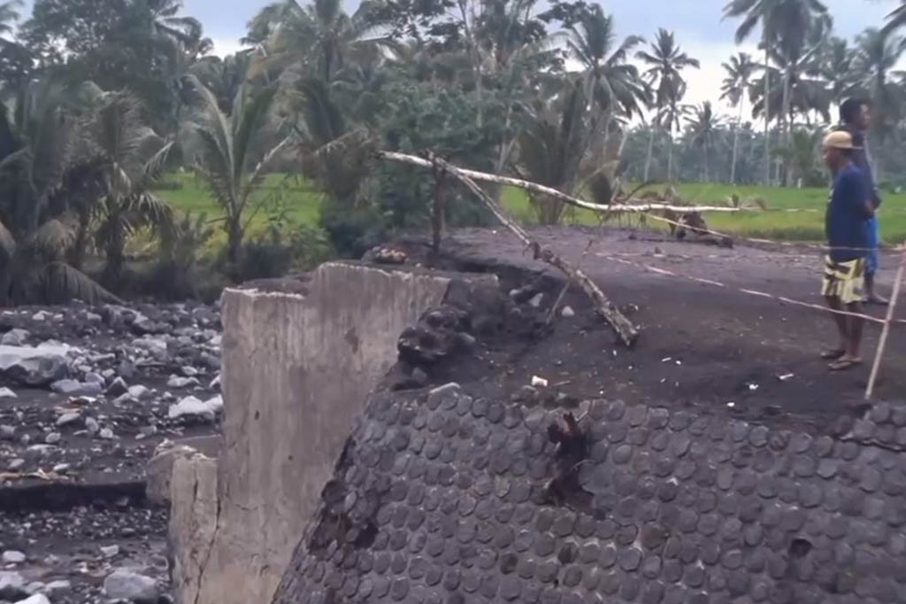 Salah satu jembatan yang menghubungkan dua desa di Kabupaten Lumajang, yaitu Desa Tumpeng dan Desa Nguter.