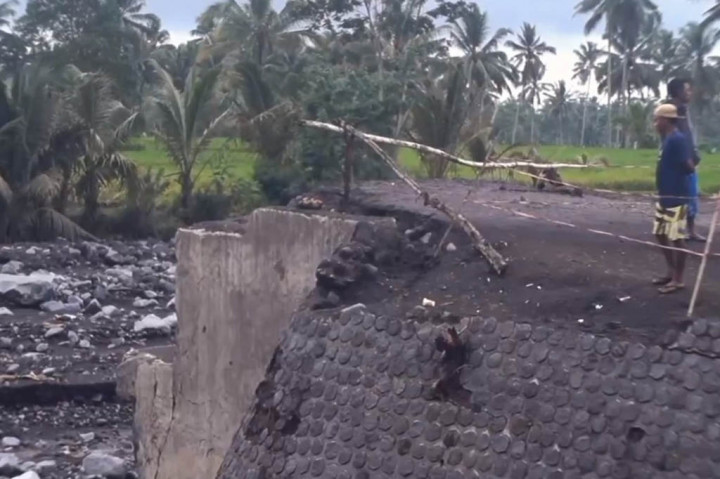 Salah satu jembatan yang menghubungkan dua desa di Kabupaten Lumajang, yaitu Desa Tumpeng dan Desa Nguter.