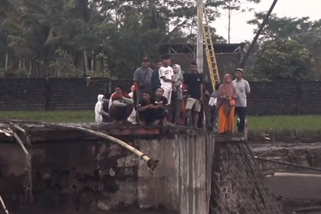 Jembatan ini hancur terbawa dahsyatnya arus banjir lahar dingin yang terjadi pada Sabtu, 8 Juli 2023 sore itu menurut penuturan warga, banjir kali ini merupakan yang paling dahsyat sehingga memutuskan satu satunya akses jalan antar dua desa tersebut.