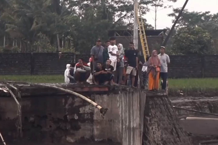 Jembatan ini hancur terbawa dahsyatnya arus banjir lahar dingin yang terjadi pada Sabtu, 8 Juli 2023 sore itu menurut penuturan warga, banjir kali ini merupakan yang paling dahsyat sehingga memutuskan satu satunya akses jalan antar dua desa tersebut.