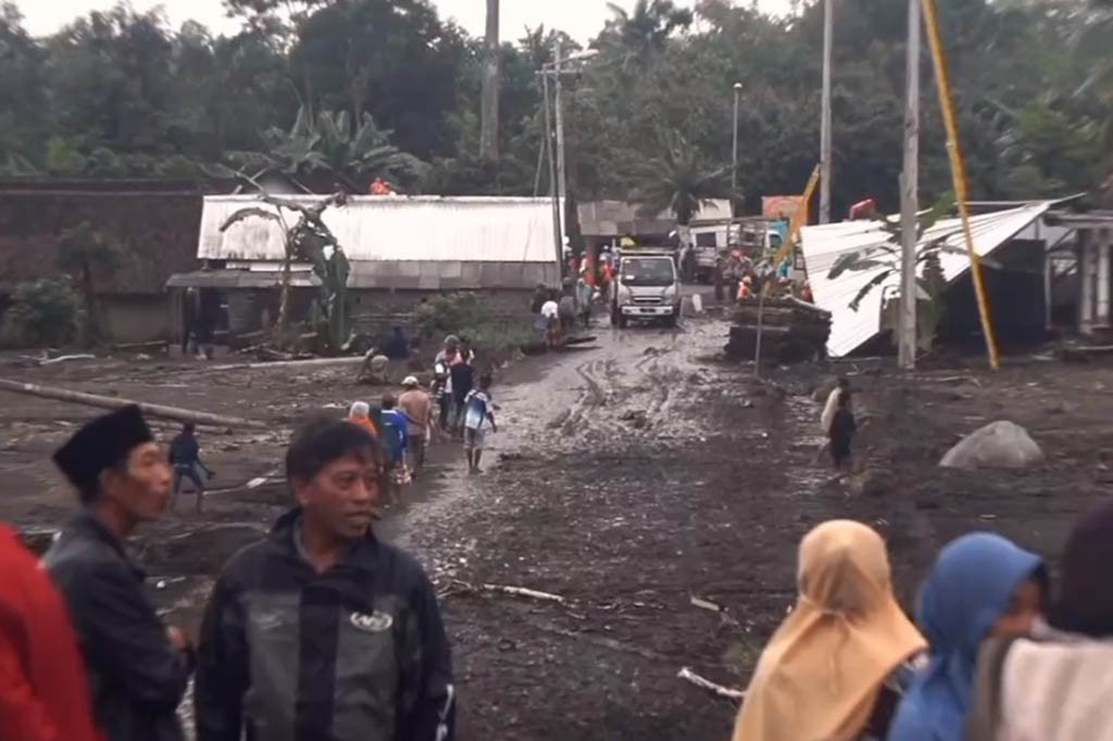 Tidak ada akses jalan lain antar dua desa tersebut, sebab akses lainnya saat ini kondisinya juga tertutup akibat banjir lahar dingin Gunung Semeru.
