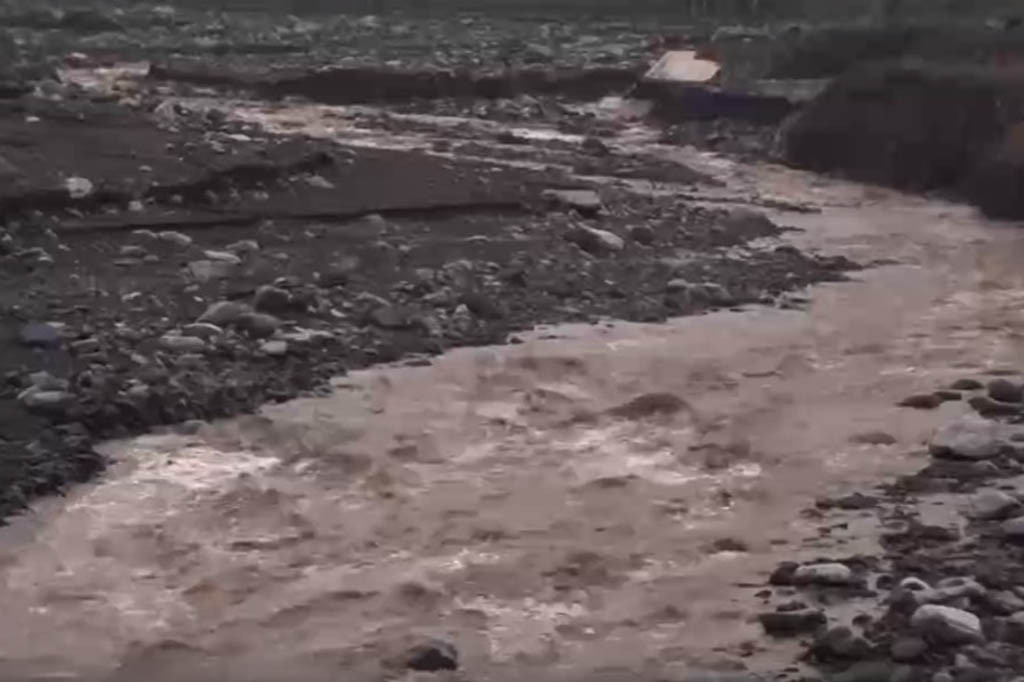 Lima jembatan penghubung antar desa dan kecamatan di Lumajang, Jawa Timur yang hancur diterjang lahar dingin Gunung Semeru, membuat sejumlah daerah masih terisolir, aktivitas warga limpuh total.