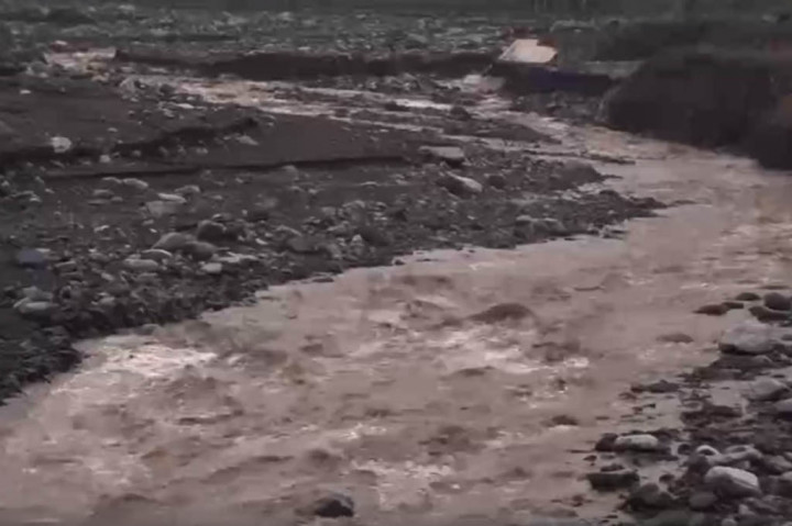 Lima jembatan penghubung antar desa dan kecamatan di Lumajang, Jawa Timur yang hancur diterjang lahar dingin Gunung Semeru, membuat sejumlah daerah masih terisolir, aktivitas warga limpuh total.