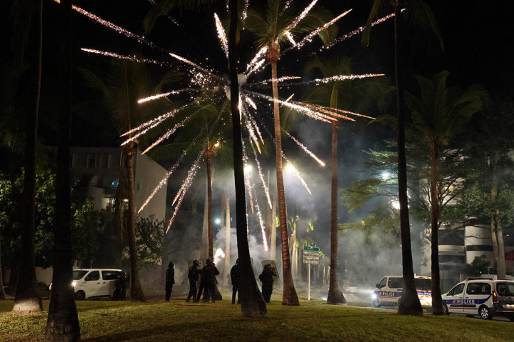 Kembang api adalah salah satu senjata pilihan selama kerusuhan yang meledak di Prancis setelah seorang petugas polisi menembak mati seorang anak berusia 17 tahun saat menghentikan lalu lintas pada 27 Juni di Paris, mengobarkan kembali frustrasi yang telah lama terpendam dan tuduhan rasisme sistemik di kalangan keamanan Prancis. kekuatan.