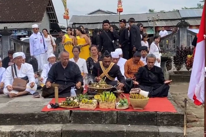 Ribuan umat Hindu dari Pulau Jawa dan Bali menggelar ritual ruwatan bangsa di Candi Penataran, Kabupaten Blitar, Jawa timur, Minggu, 9 Juli 2023. Hal ini dilakukan selain sebagai bentuk bakti dan syukur kepada Tuhan Yang Maha Kuasa, juga untuk mendoakan keselamatan bangsa di tengah banyaknya bencana yang terjadi.