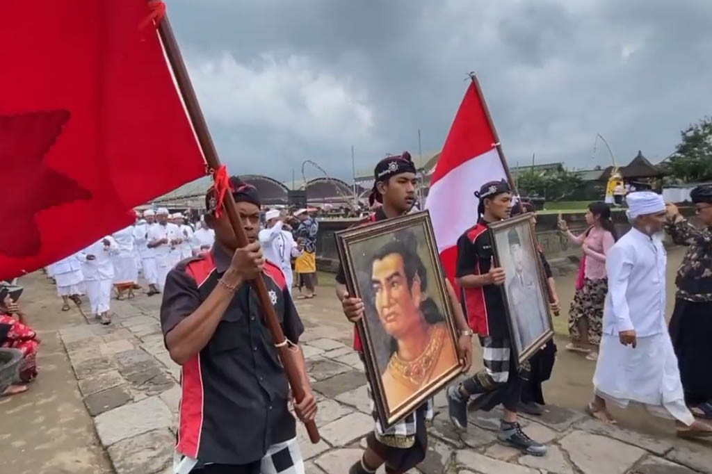 Lebih dari seribu pemeluk agama Hindu dari Pulau Jawa dan Bali menjalani upacara ritual ruwatan bangsa di Candi Penataran, yang terletak di Kecamatan Nglegok, Kabupaten Blitar, Jawa Timur.