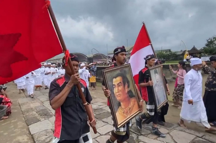 Lebih dari seribu pemeluk agama Hindu dari Pulau Jawa dan Bali menjalani upacara ritual ruwatan bangsa di Candi Penataran, yang terletak di Kecamatan Nglegok, Kabupaten Blitar, Jawa Timur.
