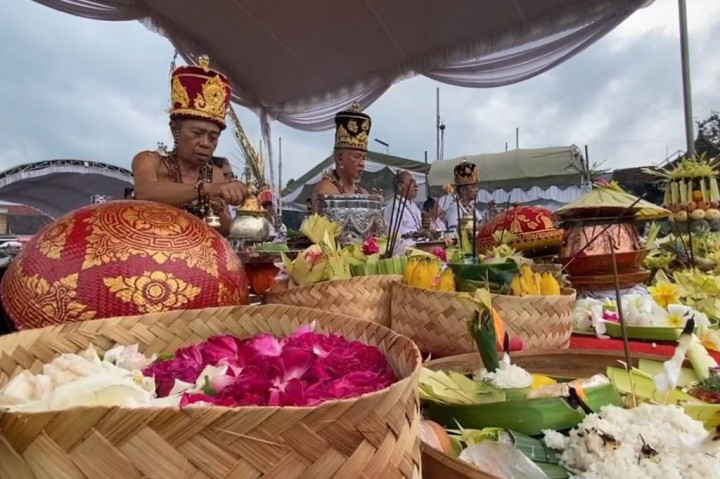 Sementara pemimpin upacara melantunkan suluk doa-doa di panggung yang terletak di depan Pendopo Agung Candi Penataran yang juga dikenal sebagai Candi Palah tersebut.