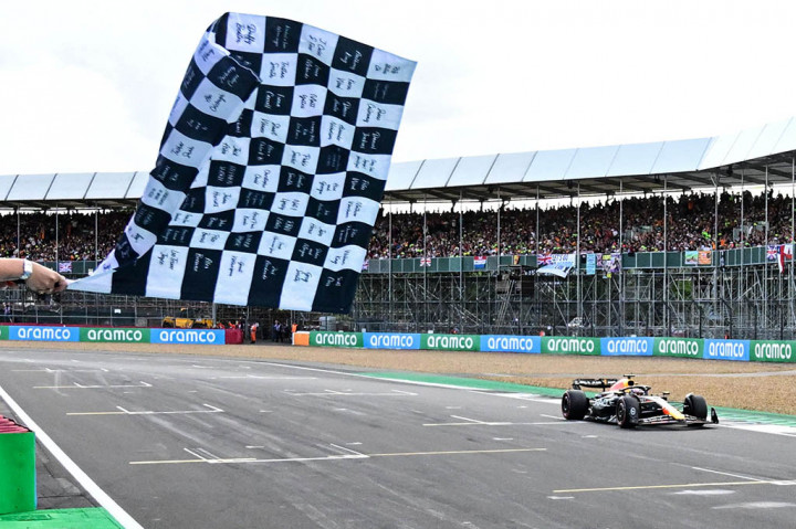 Pembalap Red Bull Max Verstappen berhasil memenangkan gelar juara pada Grand Prix Inggris seusai menaklukkan perlawanan ketat Lando Norris (McLaren) yang finis di P2 dengan selisih waktu 3,798 detik.