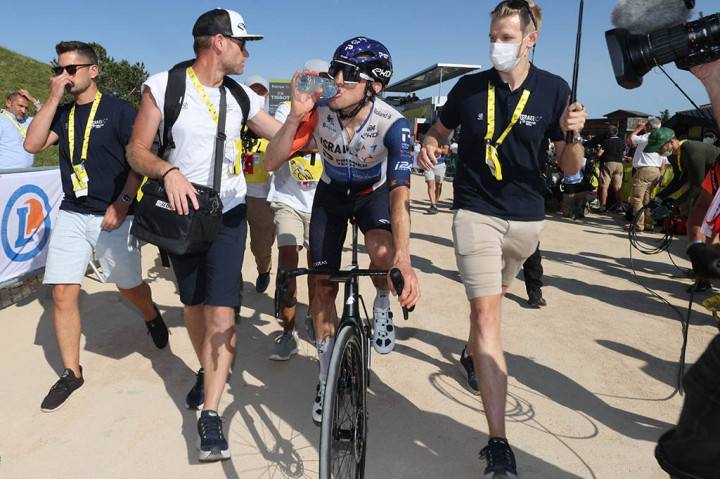 Vingegaard yang asal Denmark belum tergeser dari puncak klasemen jelang jeda pada Senin setelah mengantongi keunggulan margin 17 detik dari rival utamanya Tadej Pogacar asal Slovenia.