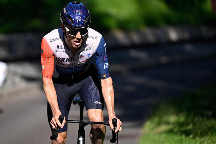 Jonas Vingegaard menjaga kaus kuning sebagai pemuncak klasemen umum sementara Tour de France ketika pebalap Kanada Michael Woods memenangi etape sembilan di tanjakan gunung berapi Puy de Dome, Prancis, Minggu, 9 Juli 2023.