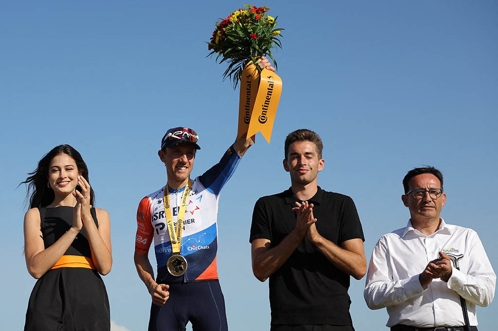 Pogacar finis delapan menit 19 detik di belakang Woods pada etape sejauh 182km ketika ia menjadi yang pertama finis dari para pesaing utama.