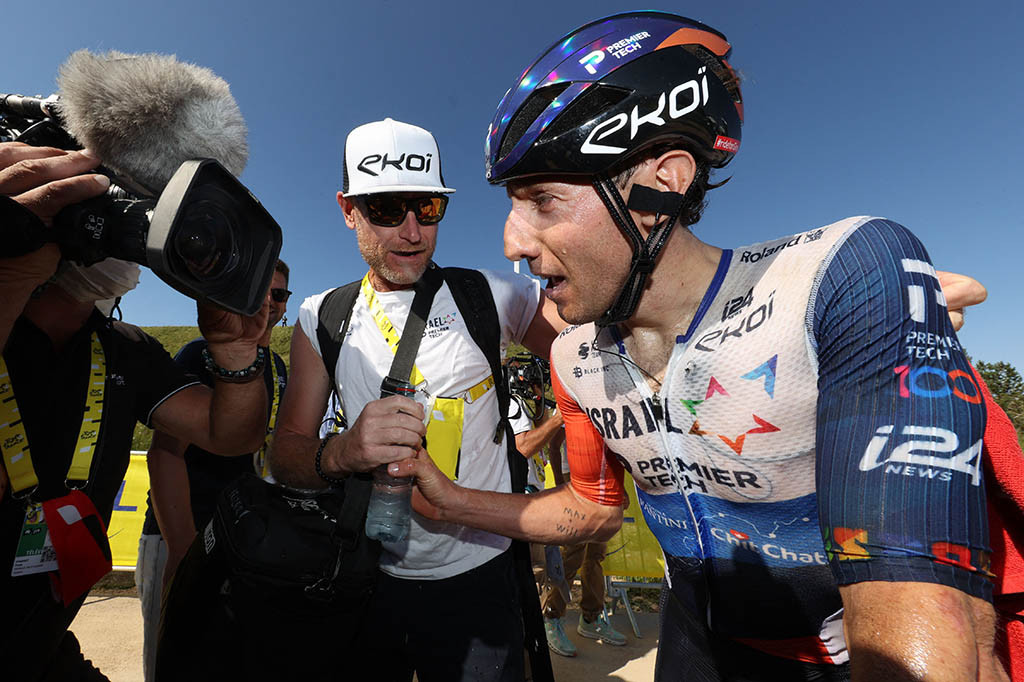 Woods melaju sendirian pada 450 meter jelang finis dan menjadi pebalap non-Eropa yang memenangi etape di Puy de Dome.