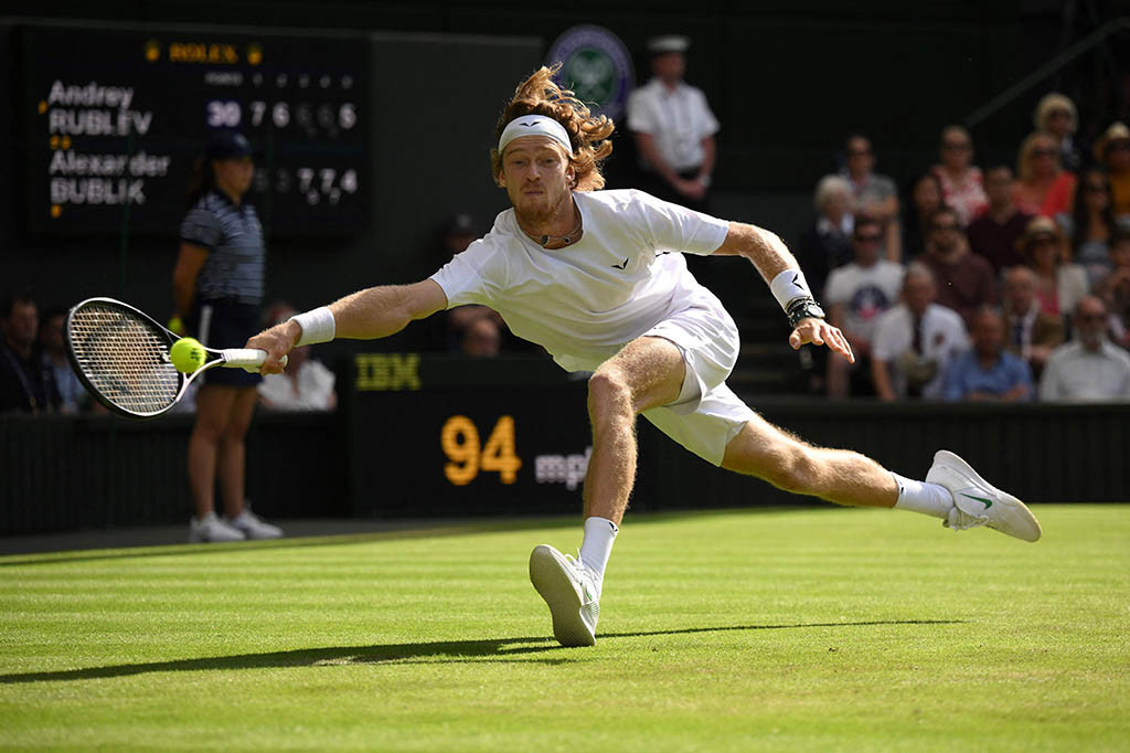 Rublev, yang membutuhkan perawatan medis untuk cedera jari pada awal pertandingan, mendapatkan set pembuka saat unggulan ke-23 dari Kazakhstan Bublik melakukan kesalahan ganda pada gim ke-12.