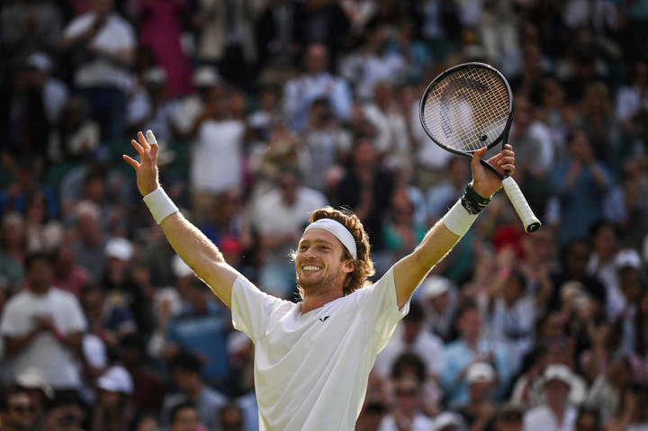 Rublev, yang melepaskan 21 ace sementara Bublik 39, selanjutnya akan menghadapi pemenang pertandingan antara juara tujuh kali Novak Djokovic atau petenis Polandia Hubert Hurkacz.