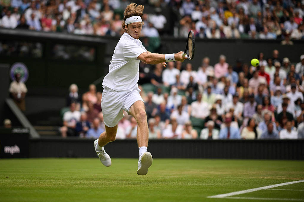 Unggulan ketujuh asal Rusia itu membalas kekalahannya di final Halle bulan lalu dengan menang 7-5, 6-3, 6-7 (6/8), 6-7 (5/7), 6-4 dalam laga yang berlangsung Minggu, 9 Juli 2023 waktu setempat.