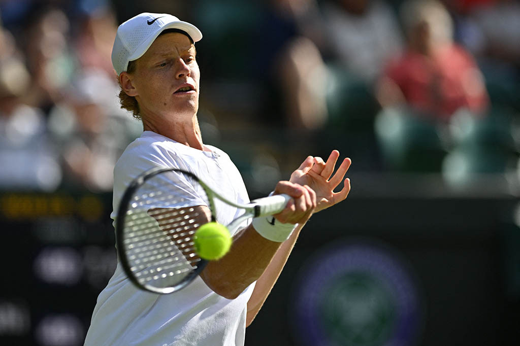 Sinner menang dengan skor 7-6 (7/4), 6-4, 6-3, dan akan menghadapi peringkat ke-92 asal Rusia Roman Safiullin untuk memperebutkan satu tempat di semifinal.