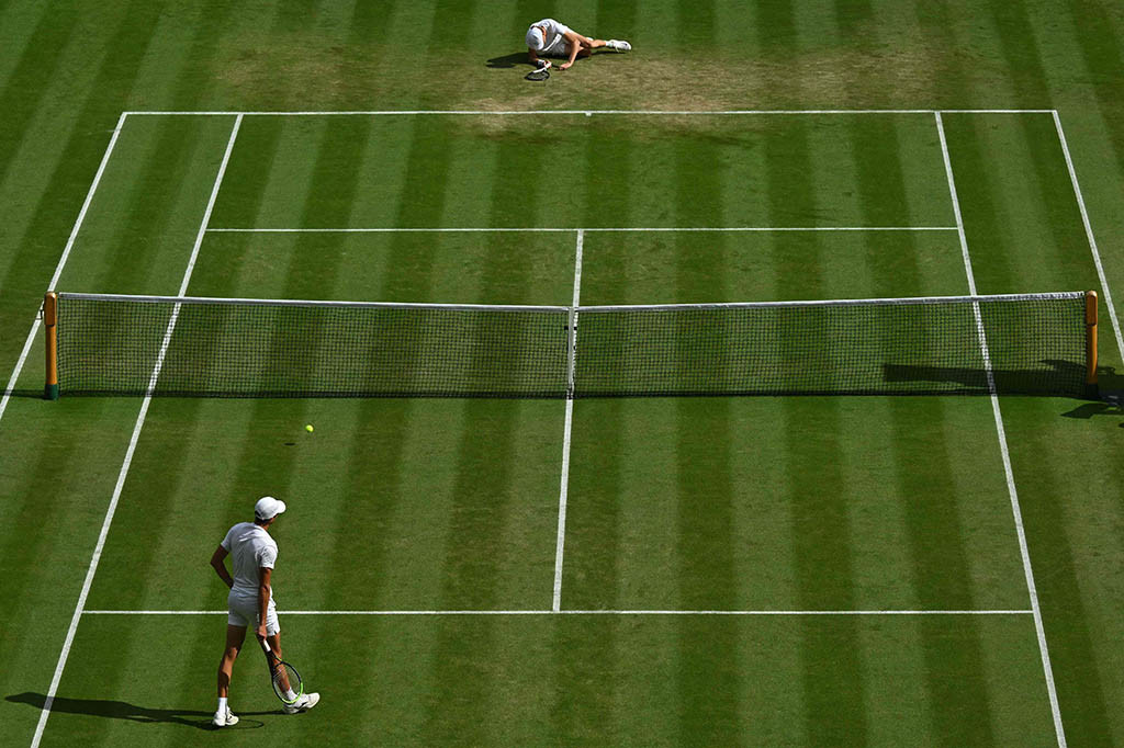 Unggulan kedelapan asal Italia Jannik Sinner mencapai perempat final Wimbledon keduanya secara beruntun dengan kemenangan straight set atas petenis Kolombia Daniel Elahi Galan, Minggu, 9 Juli 2023 waktu setempat.
