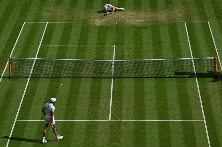 Unggulan kedelapan asal Italia Jannik Sinner mencapai perempat final Wimbledon keduanya secara beruntun dengan kemenangan straight set atas petenis Kolombia Daniel Elahi Galan, Minggu, 9 Juli 2023 waktu setempat.