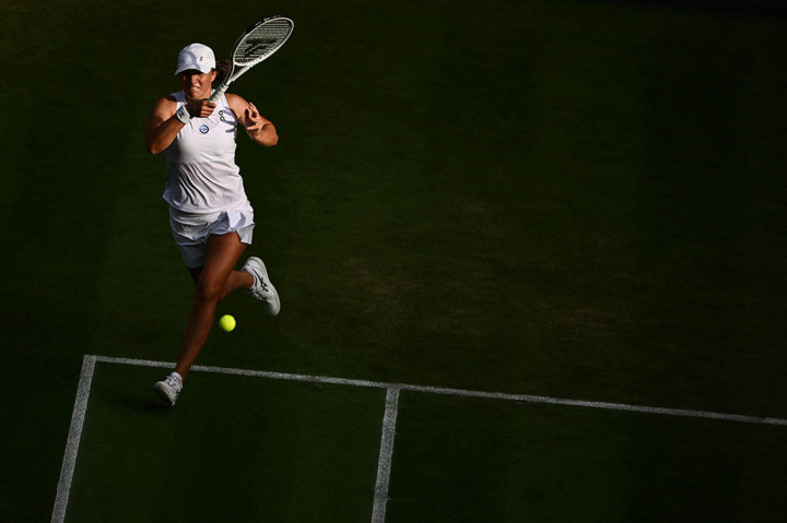 Iga Swiatek menyelamatkan dua <em>match point untuk mencapai perempat final Wimbledon pertamanya, Minggu, 9 Juli 2023 waktu setempat, setelah bangkit untuk mengalahkan Belinda Bencic 6-7 (4/7), 7-6 (7/2), 6-3.