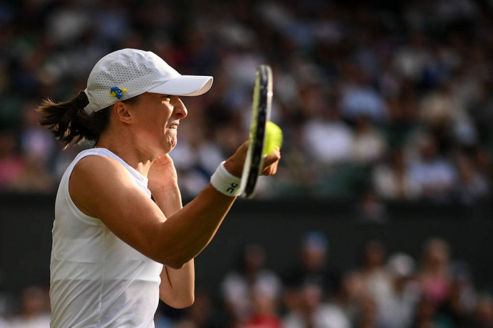 Petenis nomor satu dunia asal Polandia itu mencapai babak keempat tanpa kehilangan satu set pun, tetapi harus menghadapi pertarungan sengit melawan unggulan ke-14 dari Swiss di Centre Court.