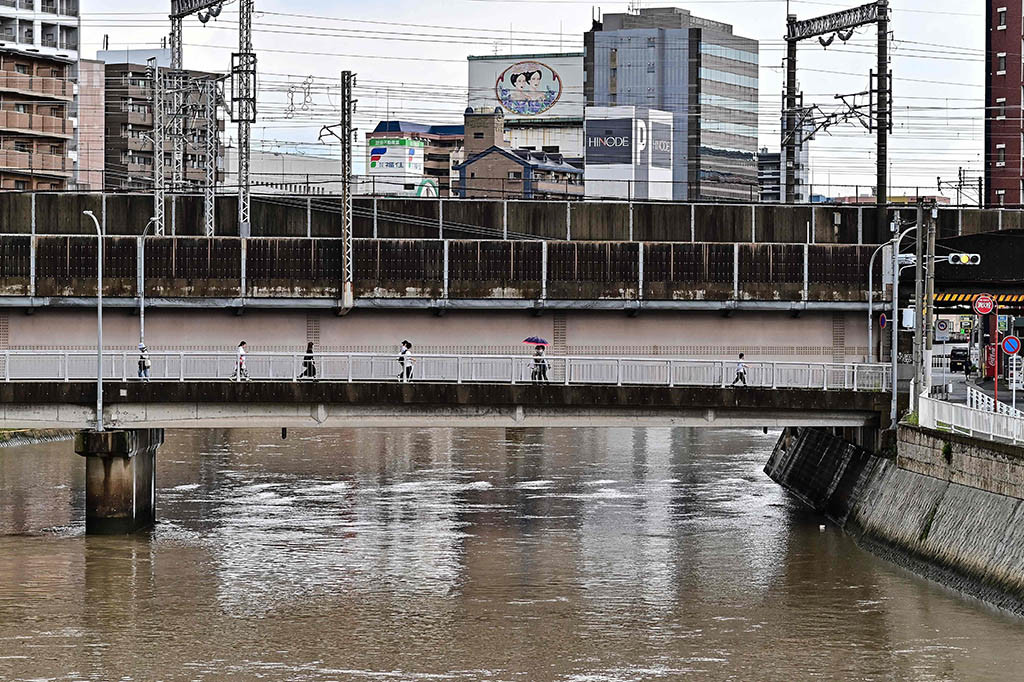 Tiga orang juga hilang setelah tanah longsor di Kota Karatsu, di prefektur Saga, yang bertetangga dengan Fukuoka, kata pihak berwenang setempat.