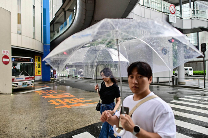 Seorang wanita berusia 77 tahun dipastikan tewas dalam tanah longsor yang melanda rumahnya semalam di pedesaan Fukuoka, kata departemen pemadam kebakaran setempat kepada AFP.