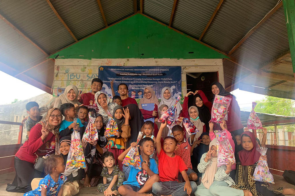 Ketua Tim drg. Yuli Fatzia, mengatakan, edukasi dan pemeriksaan gigi anak-anak tersebut, merupakan kepedulian lembaga Universitas kebanggaan masyarakat Aceh itu tehadap masyarakat sekitar. Terutama golongan
masyarakat bawah seperti anak-anak pemulung yang terkesan terpinggirkan.