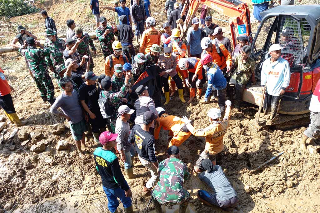 Tim Search And Rescue (SAR) Kabupaten Garut, Jawa Barat, Senin, 10 Juli 2023, berhasil menemukan seorang ibu rumah tangga korban tertimbun tanah longsor dalam keadaan meninggal dunia di Kecamatan Peundeuy.