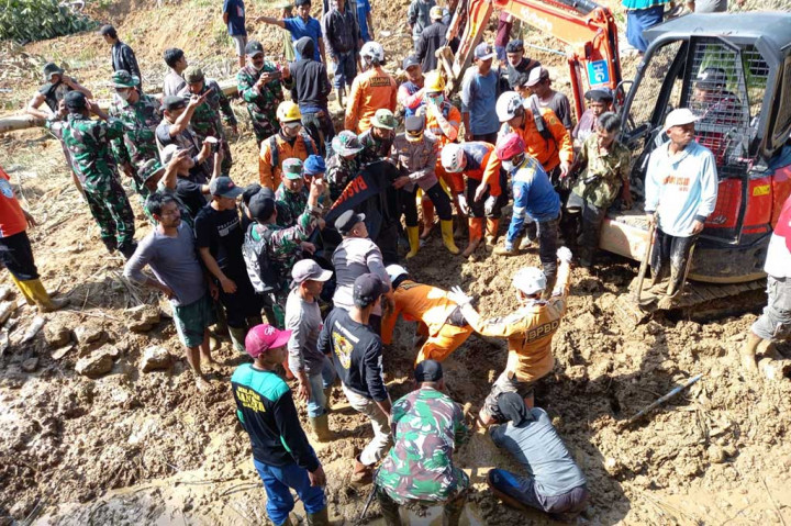 Tim Search And Rescue (SAR) Kabupaten Garut, Jawa Barat, Senin, 10 Juli 2023, berhasil menemukan seorang ibu rumah tangga korban tertimbun tanah longsor dalam keadaan meninggal dunia di Kecamatan Peundeuy.