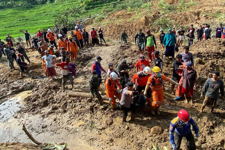 Kepala Kantor SAR Bandung Jumaril mengatakan, korban bernama Yayah, 50, ditemukan setelah tiga hari dinyatakan hilang tertimbun di lokasi tanah longsor Kampung Lembur Tengah, Desa Sukanagara, Kecamatan Peundeuy, Kabupaten Garut, Sabtu, 8 Juli siang.