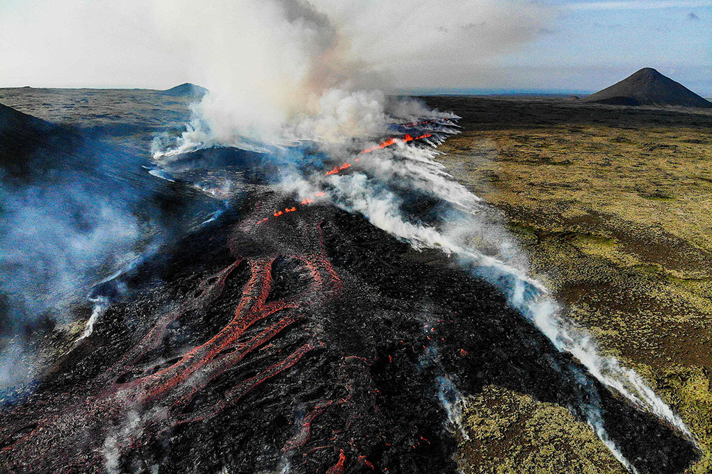 Rekaman yang beredar di media lokal menunjukkan kepulan asap yang sangat besar naik dari tanah serta aliran lava yang cukup besar.